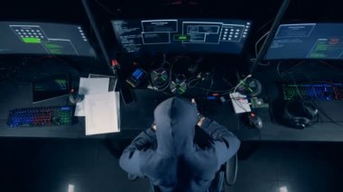 Bir bilgisayar Hack kapüşonlu bir adamın Üstten Görünüm