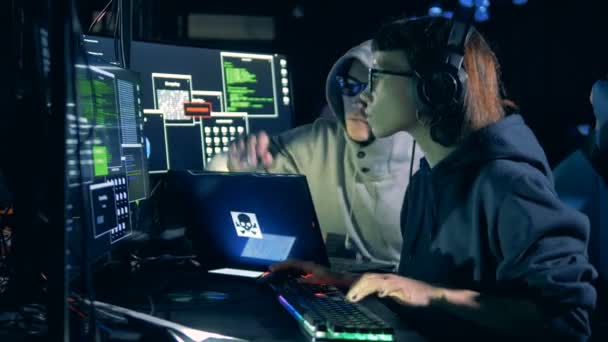 Hombre hacker está ayudando a una mujer mientras trabaja — Vídeo de stock