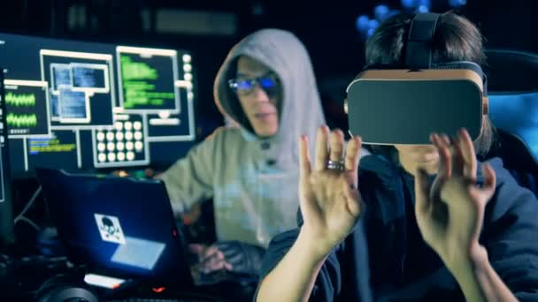 Processo di hacking di un uomo e una donna in VR-occhiali — Video Stock