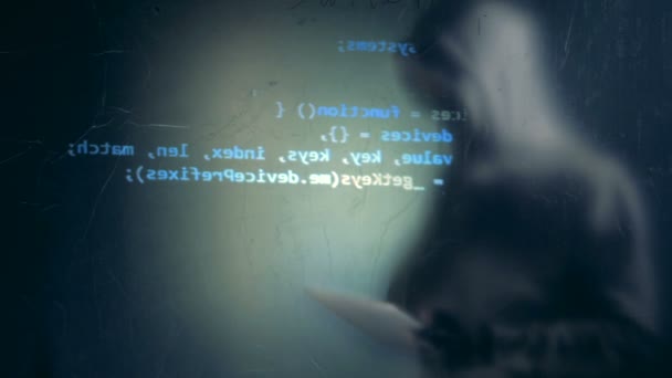 Digitale informatie wordt steeds geprojecteerd op de muur met een hacker in vermomming in de buurt van het — Stockvideo