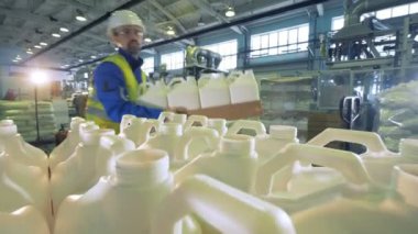 Karton kutuları plastik kaplar ile birlikte dizilir