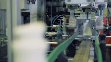 Fabrika makine plastik şişe şekillendirme ve onları keserek