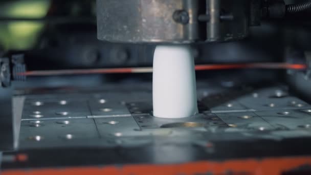 Le plastique souple est coupé en partie par la machine industrielle — Video