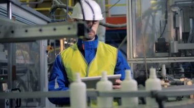 Plastik şişe erkek fabrika çalışan tarafından geçiyor açıldı