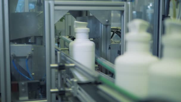 Cuellos de contenedores de plástico están siendo cortados por el mecanismo de fábrica — Vídeo de stock
