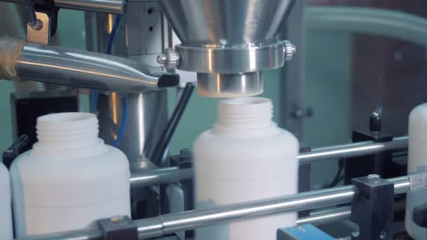 Промышленное оборудование положить наркотики в пластиковую банку . — стоковое видео