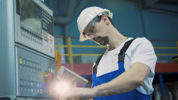 Trabajador de fábrica está administrando un tablero de control — Vídeos de Stock