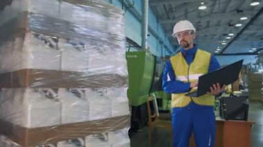 Beyaz plastik kutu bir teknisyen kontrolü altında paketlenmiş