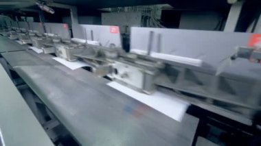 Otomatik makineleri yazdırma bir ofiste çalışan yakın çekim.