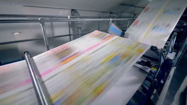 Lange Zeitungsblätter auf einer Linie in der Druckerei, Nahaufnahme. — Stockvideo