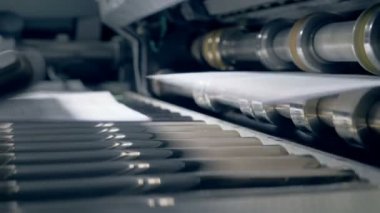 Yazdırılan sayfaları otomatik taşıyıcı üzerinde hareket yakın çekim.