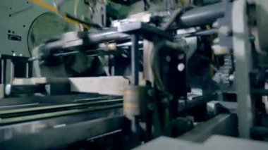 Basılı kitaplar bir konveyör taşıma yakın çekim.