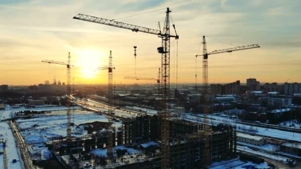 Casa sin terminar en un sitio de construcción cerca de una carretera sobre un fondo de puesta de sol . — Vídeos de Stock