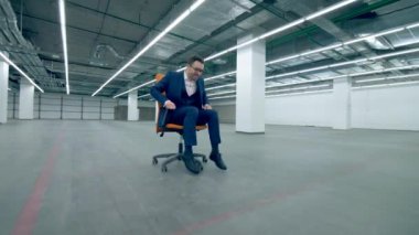 Gappy, komik Ofis Müdürü boş bir dairede çalışırken bir sandalyenin üstüne biniyor