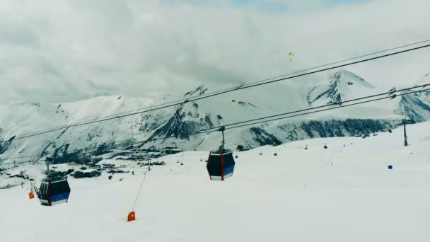 Зимовий пейзаж з кабель залізниці на гірськолижному курорті — стокове відео