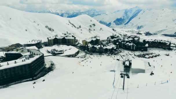 Vista superior da paisagem da montanha e uma estância de esqui nele — Vídeo de Stock