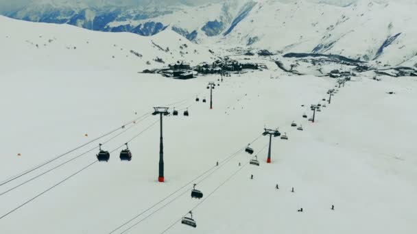 Zasněžené vrcholky hor a fungující tramvajové kabel — Stock video