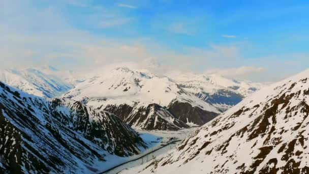 Bellissimo scenario di montagna girato dall'alto — Video Stock