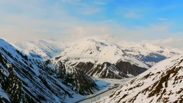 Montagne coperte di neve sotto il cielo blu — Video Stock