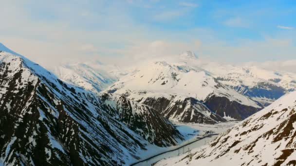 Paysage à grande échelle avec des roches recouvertes de neige — Video