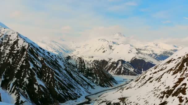 雪山覆盖下的黑山 — 图库视频影像