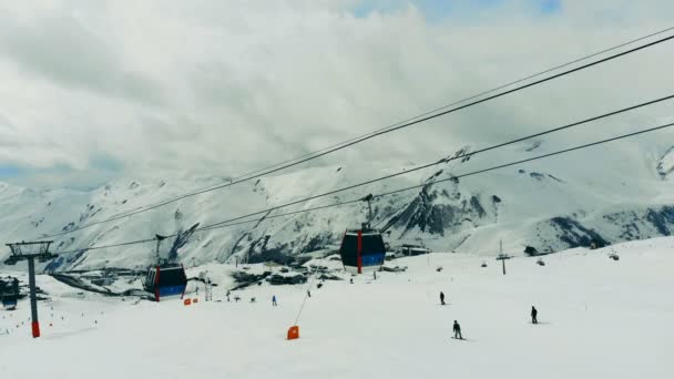 Канатные кабины движутся вдоль лыжной трассы — стоковое видео
