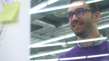 Erkek mühendis bir düzeni, bir metal ayırıcı kullanarak ölçer.