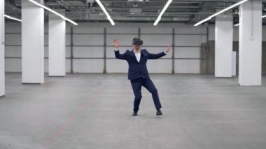 Bir adam, office Odaya oynarken VR gözlüklü.