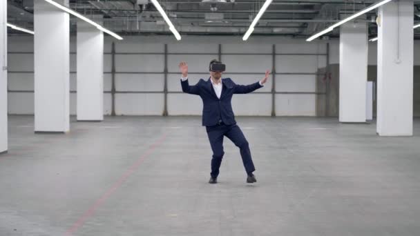 Un hombre jugando en la oficina, con gafas VR . — Vídeos de Stock