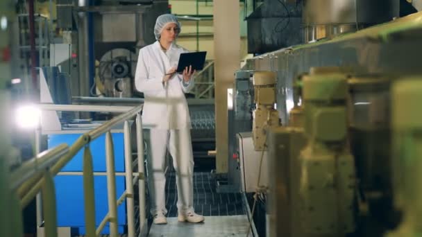 Unità impiantistica e dipendente donna che controlla la produzione — Video Stock