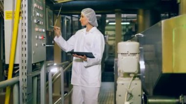 Dokunmatik ekran bir kadın işçi tarafından işletilmektedir