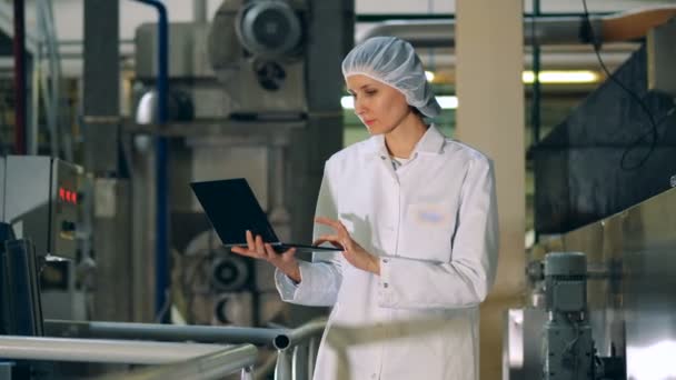İş yerinde bir kadın teknisyeni ile üretim birimi — Stok video