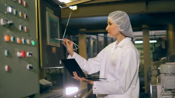 Especialista femenina está operando una pantalla táctil en la unidad — Vídeo de stock