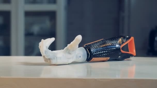 En robotic hand flytta fingrarna, närbild. — Stockvideo