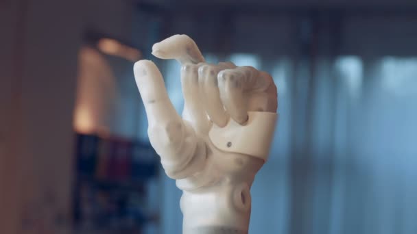 Ręka protezy działa na stole, z bliska. — Wideo stockowe