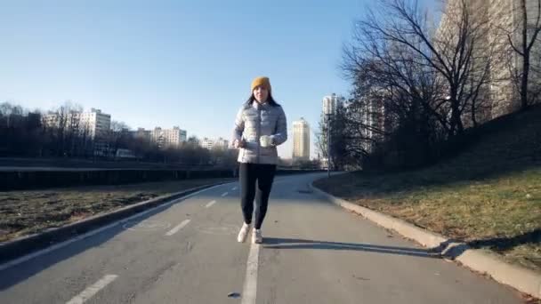 Uma mulher com prótese jogging mão, close-up . — Vídeo de Stock