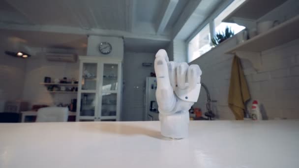 En bionic hand stående på ett bord, närbild. — Stockvideo