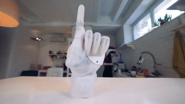 Mão protética em pé sobre uma mesa, de perto . — Vídeo de Stock