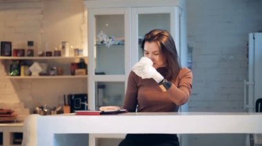 Genç kadın bir tablet bir tablodan alır, robot el eşyası, yakın çekim.