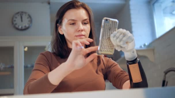 En flicka med bionic hand använder en telefon, närbild. — Stockvideo