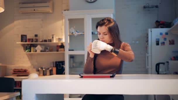 Mulher trabalha com um tablet, usando prótese robótica, de perto . — Vídeo de Stock