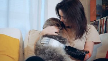 Biyonik el bir kızla bir kedi pats, yakın çekim.