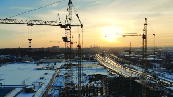 El edificio está siendo construido por grúas — Vídeo de stock