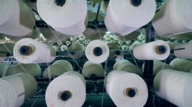 Büyük makaraları beyaz iplik Tekstil Fabrika Makinaları dönen ile çalışmak.