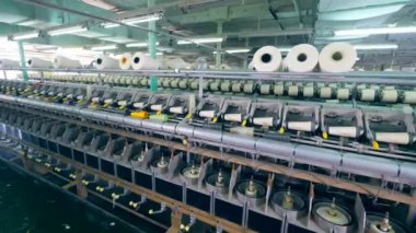 Makaralar, iplik tekstil fabrikası makinaları üzerinde satırları.