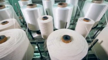 İplik makineleri bir tekstil fabrikasında üzerinde iplik makaralar.