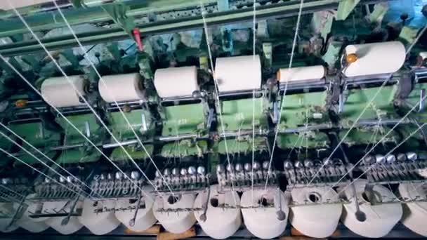Clews blanco girando en máquinas modernas en una fábrica textil . — Vídeos de Stock