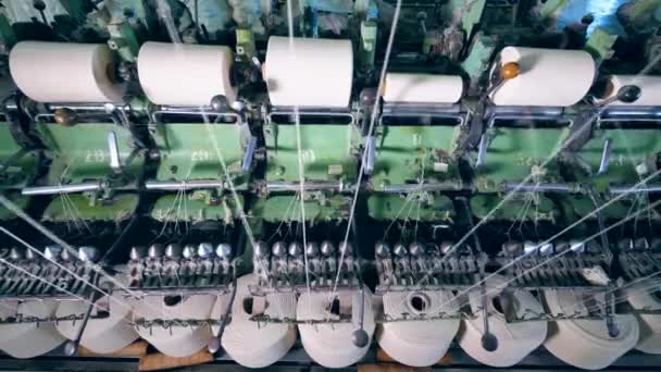 Textiel uitrusting werkt met naaien spoelen met witte draden. — Stockvideo