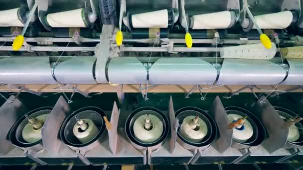 Les machines d'usine enroulent automatiquement les fils blancs sur les pinces . — Video