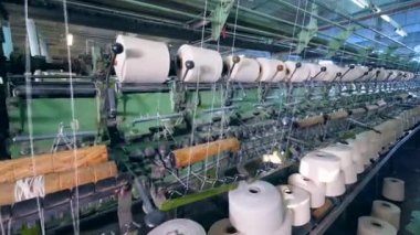 Metal bitki makine ile bir iplik bobinleri spin.